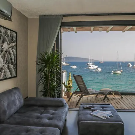 公寓 Surfer Caravan Gastro Pub Suites- Adults Only 博德鲁姆