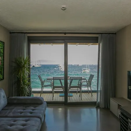 Surfer Caravan Gastro Pub Suites- Adults Only 博德鲁姆