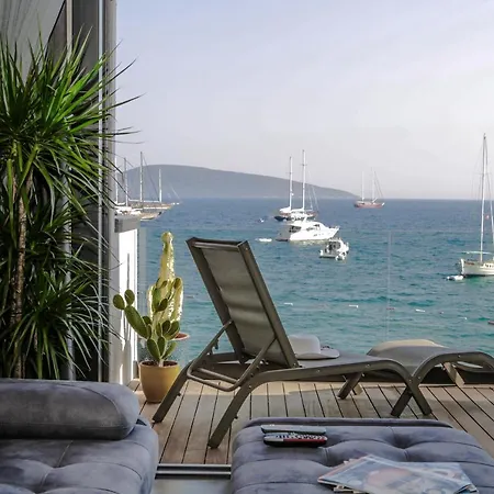 Surfer Caravan Gastro Pub Suites- Adults Only דירה בודרום