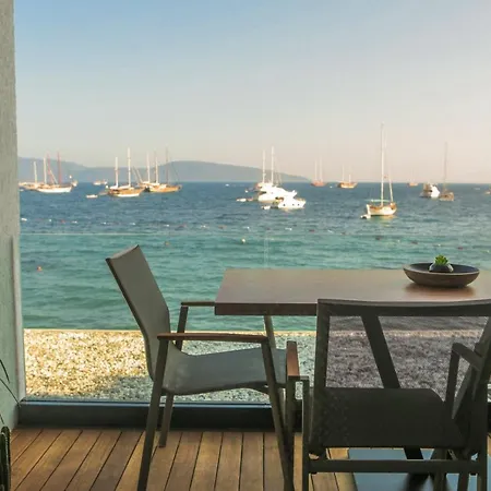 Surfer Caravan Gastro Pub Suites- Adults Only * בודרום